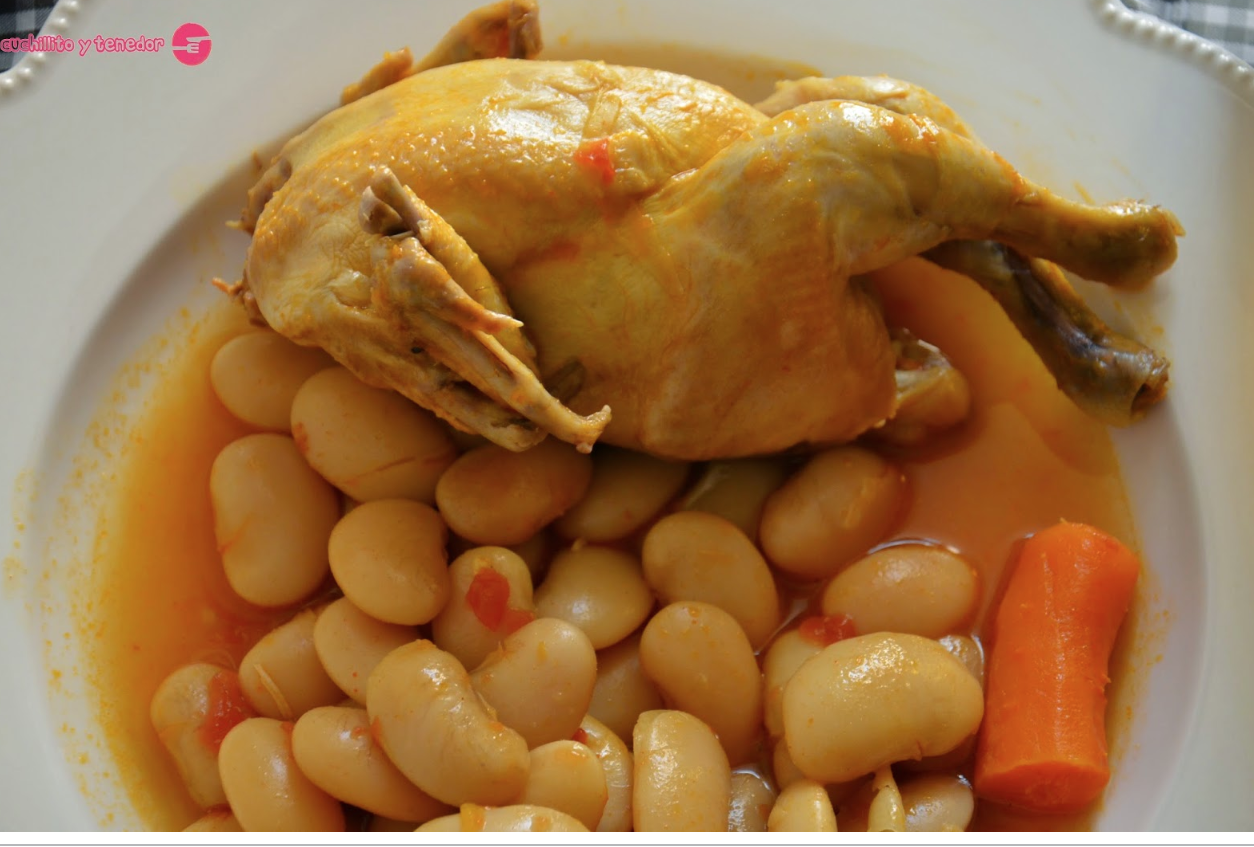 Ensalada de lechuga y tomate con judiones con picantones.